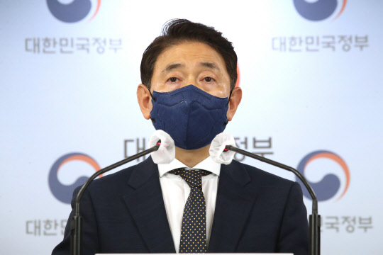 국민권익위원회 김태응 부동산거래 특별조사단장이 7일 오후 정부서울청사 브리핑실에서 더불어민주당 소속 국회의원과 그 가족의 부동산거래 전수조사 결과를 발표하고 있다. 연합뉴스